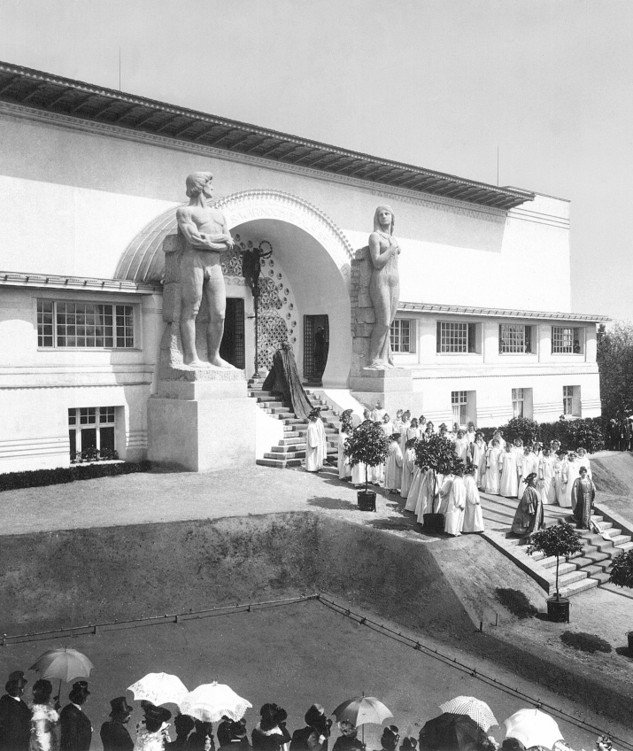 Festspiel vor dem Ernst Ludwig-Haus zur Eröffnung der Ausstellung Ein Dokument Deutscher Kunst, 1901